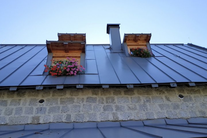 Výhody plechové střechy? Vysoká odolnost, příznivá cena i variabilní design